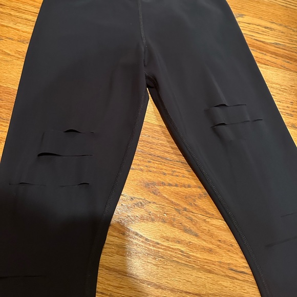 Alo- High-Waist Ripped Warrior Legging - Picture 5 of 6